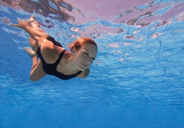 Can You Open Your Eyes Underwater With Contacts Fyidoctors The Reasons Your Eyes Sting When You Swim Health And Wellness Blog